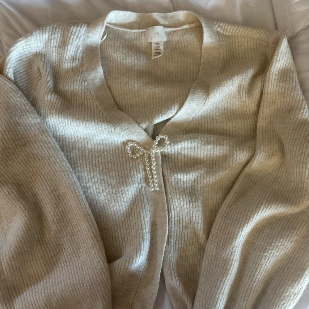 H&M Cream Ribbed V-Neck Cardigan with Pearl Bow Accent